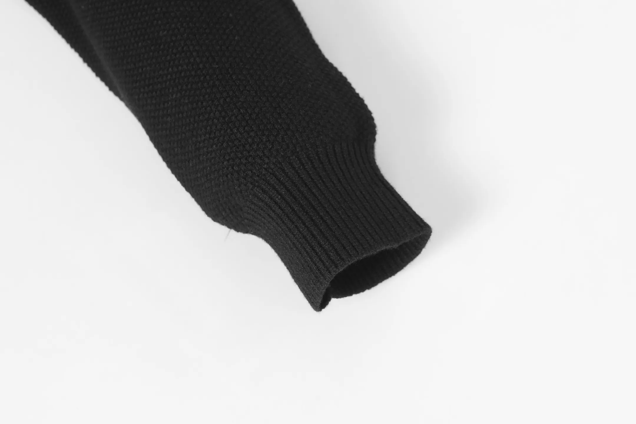 P290 #M903 cross-border model, please do not place an order if you pursue quality - Chrome Hearts/Chrome Hearts spliced Sanskrit horseshoe knitted sweater - High weight, high density and high quality The wool is soft, delicate and skin-friendly, soft and silky to the touch, has excellent warmth and skin-friendly properties - Custom-woven and dyed, no color difference, no matter the fabric or workmanship details, it beats the ordinary version on the market - Hardware zipper accessories are all customized, full of details -Colour: gray with black White and black -Size: S M L XL